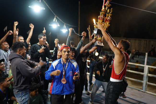 Euforia kubu Kaki Lena BC bersama Piala Juara Umum Kejuaraan Tinju Amatir Antar Sasana se-Flores dan Lembata, Minggu (22/6)