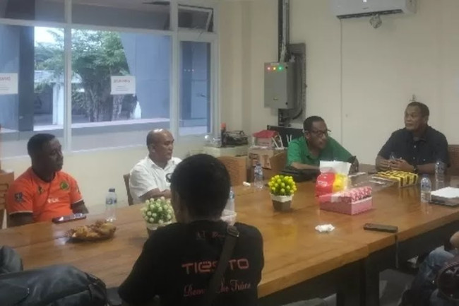 Ketua PSSI NTT Chris.Mboeik pimpin rapat pengurus, Kamis (12/6)