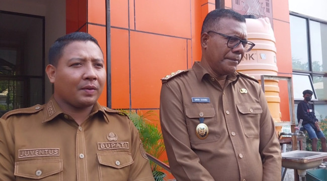 Bupati Sikka Juventus Prima Yoris Kago memberikan keterangan pers di RSUD TC Hillers Maumere, Senin (14/4)