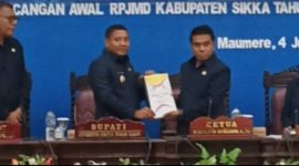 Bupati Sikka Juventus Prima Yoeis Kago menyerahkan dokumen RPJMD Sikka TA 2025-2029 kepada Ketya DPRD Sikka Stef Sumandi, Rabu (4/6) lalu