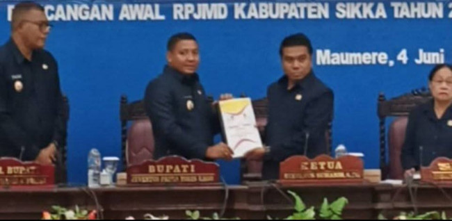 Bupati Sikka Juventus Prima Yoeis Kago menyerahkan dokumen RPJMD Sikka TA 2025-2029 kepada Ketya DPRD Sikka Stef Sumandi, Rabu (4/6) lalu