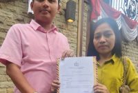 Theresia Karolina didampingi kuasa hukum Afditya Iman Fahlevi memperlihatkan surat tanda terima pengaduan dari Divisi Propam Mabes Polri, Kamis (19/6)