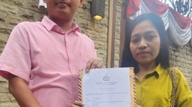 Theresia Karolina didampingi kuasa hukum Afditya Iman Fahlevi memperlihatkan surat tanda terima pengaduan dari Divisi Propam Mabes Polri, Kamis (19/6)