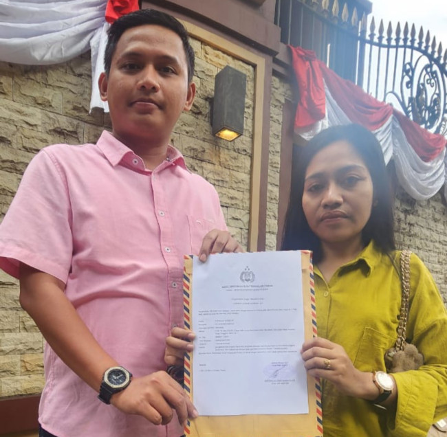 Theresia Karolina didampingi kuasa hukum Afditya Iman Fahlevi memperlihatkan surat tanda terima pengaduan dari Divisi Propam Mabes Polri, Kamis (19/6)