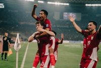 Euforia pemain Indonesia usai Ole Romeny membobol gawang Cina pada Match9 Grup C Kualifikasi Zona Asia, Kamis (5/6) malam