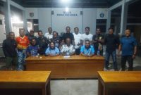 Panitia Pelaksana Teka Iku Cup pose bersama manajer peserta turnamen, Minggu (6/7) 