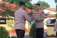 Kapolres Sikka AKBP Bambang Supeno menerima tongkat komando dari pendahulunya AKBP Moh Mukhso, Senin (7/7)