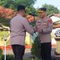 Kapolres Sikka AKBP Bambang Supeno menerima tongkat komando dari pendahulunya AKBP Moh Mukhso, Senin (7/7)