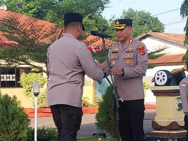 Kapolres Sikka AKBP Bambang Supeno menerima tongkat komando dari pendahulunya AKBP Moh Mukhso, Senin (7/7)