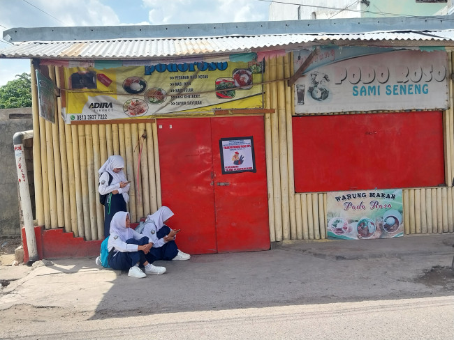 Aksi penutupan warung makam sebagai bentuk penolalam terhadap kebijakan pajak makanan dan minuman 10%, Senin (14/7)