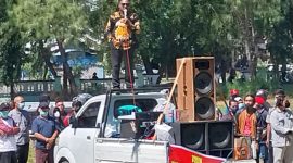 Ifan Baba Henrigues melancarkan aksi di halaman Kantor DPRD Sikka terkait Pajak Makanan dan Minuman, Kamis (17/7)