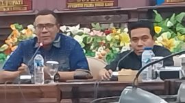 Wabup Sikka Simon Subandi Supriadi (sebelah kiri) memohon maaf di depan anggota Banggar DPRD Sikka, Jumat (18/7)