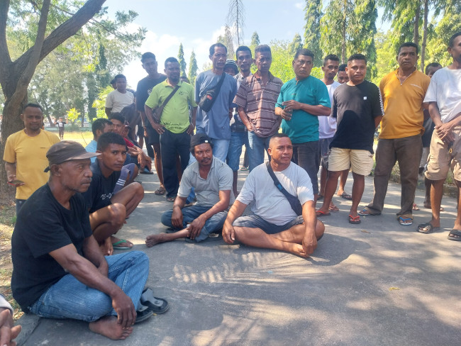 Para buruh darat di Pelabuhan Laurens Say Maumere menuntut kenaikan upah di Kantor DPRD Sikka beberapa waktu lalu