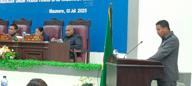 Bupati Sikka Juventus Prima Yoris Kago menyampaikan Keterangan Pemerintah terhadap Pemandangan Umum Fraksi atas KUAPPAS Tahun 2026, Rabu (2/7)