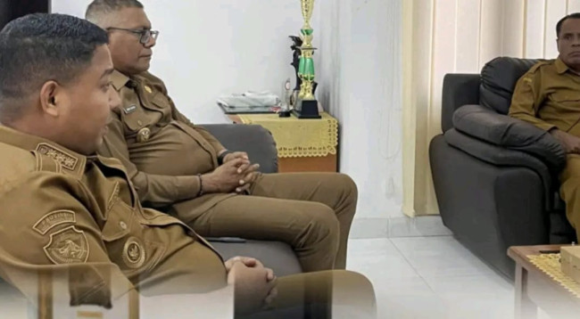 Bupati dan Wakil Bupati Sikka saat Rakor di Ruang Kerja Bupati, Rabu (9/7)