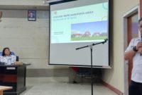 Kepala Badan Pengelola Keuangan dan Aset Daerah Kabupaten Sikka Paulus Prasetya sedang memaparkan Tapak Sikka, Rabu (16/7)