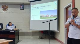 Kepala Badan Pengelola Keuangan dan Aset Daerah Kabupaten Sikka Paulus Prasetya sedang memaparkan Tapak Sikka, Rabu (16/7)