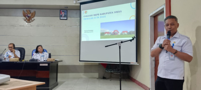 Kepala Badan Pengelola Keuangan dan Aset Daerah Kabupaten Sikka Paulus Prasetya sedang memaparkan Tapak Sikka, Rabu (16/7)