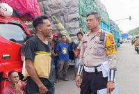 Personil Polantas Polres Sikka mendata kendaraan ekspedisi over kapasitas, Senin (21/7)