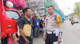 Personil Polantas Polres Sikka mendata kendaraan ekspedisi over kapasitas, Senin (21/7)