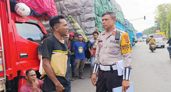 Personil Polantas Polres Sikka mendata kendaraan ekspedisi over kapasitas, Senin (21/7)