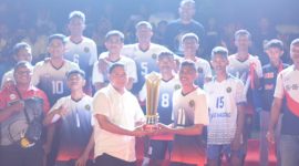 Bupati Sikka Juventus Prima Yoris Kago menyerahkan Piala Tetap kepada Gong Nele sebagai juara Teka Iku Cup II, Minggu (27/7) dinihari