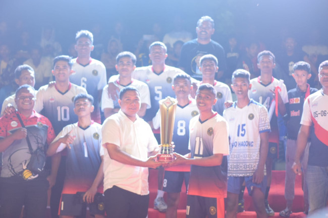 Bupati Sikka Juventus Prima Yoris Kago menyerahkan Piala Tetap kepada Gong Nele sebagai juara Teka Iku Cup II, Minggu (27/7) dinihari