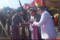 Kapolres Sikka AKBP Moh Mukhson meniup lilin ulang tahun ke-79 Bhayangkara, Selasa (1/7)