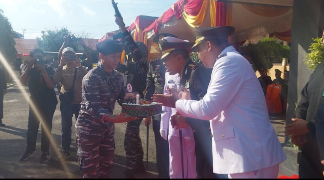 Kapolres Sikka AKBP Moh Mukhson meniup lilin ulang tahun ke-79 Bhayangkara, Selasa (1/7)