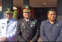 Kapolres Sikka AKBP Moh Mukhson (tengah) bersama Bupati Sikka dan Ketua DPRD Sikka saat peringatan Hari Bhayangkara, Senin (1/7)
