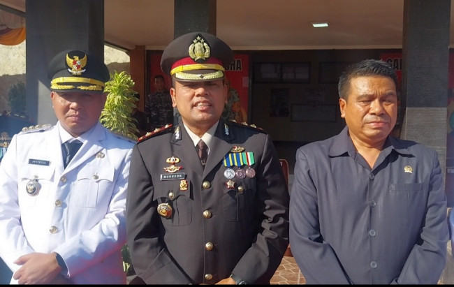 Kapolres Sikka AKBP Moh Mukhson (tengah) bersama Bupati Sikka dan Ketua DPRD Sikka saat peringatan Hari Bhayangkara, Senin (1/7)