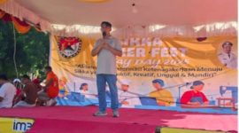 Seorang staf BPJS Kesehatan Cabang Maumere sedang sosialisasi Program JKN saat peringatan Hari Buruh Sedunia, Mei lalu