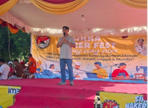 Seorang staf BPJS Kesehatan Cabang Maumere sedang sosialisasi Program JKN saat peringatan Hari Buruh Sedunia, Mei lalu