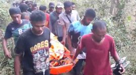 Evakuasi jasad Tomasine Bura yang ditemukan meninggal dunia di Wuliwutik, Minggu (27/7)