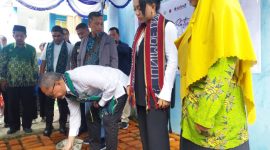 Menko Bidang Pangan Zulkifli Hasan melakukan peletakkan batu pertama Gedung Djazman Alkindi di Unimof Kabupaten Sikka, Jumat (1/8)