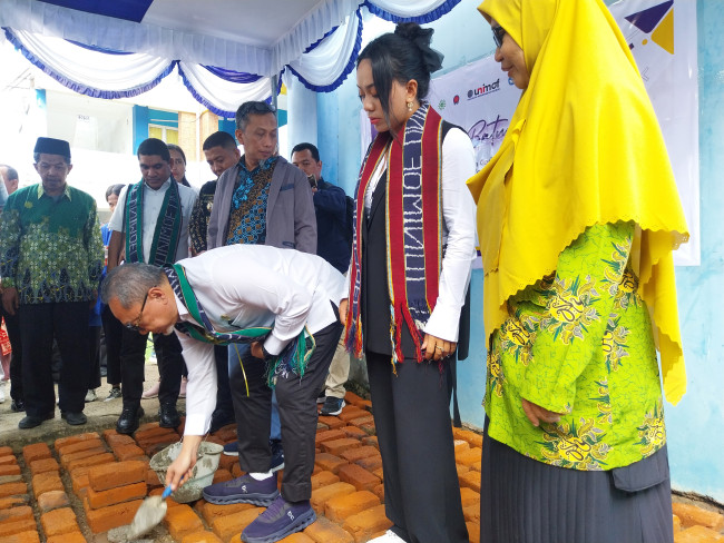 Menko Bidang Pangan Zulkifli Hasan melakukan peletakkan batu pertama Gedung Djazman Alkindi di Unimof Kabupaten Sikka, Jumat (1/8)