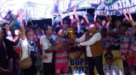 Bupati Sikka Juventus Prima Yoria Kago menyerahkan Piala Bergilir Bupati kepada Pelatih Alok Timur, Minggu (3/10)