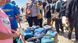 Barang bukti 8 jeriken berisikan 280 liter solar dibawa dari Palue menuju Polres Sikka, Senin (4/8)