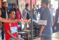 Rekonstruksi kasus penganiayaan di Pasar Tingkat Maumere, Kamis (7/8) dengan adegan korban mendatangi tersangka untuk menagih utang