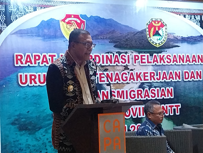 Wakil Bupati Sikka Simon Subandi Supriadi membuka Rakor Pelaksanaan Urusan Ketenagakerjaan dan Ketransmigrasian Tingkat Propinsi NTT di Hotel Capa, Jumat (8/8)