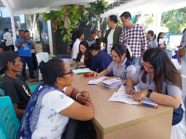 Pemberkasan Kartu BPJS Ketenagakerjaan dan Buku Tabungan Bank NTT bagi pekerja rentan penerima Jamsos di Kabupaten Sikka, Sabtu (9/8)