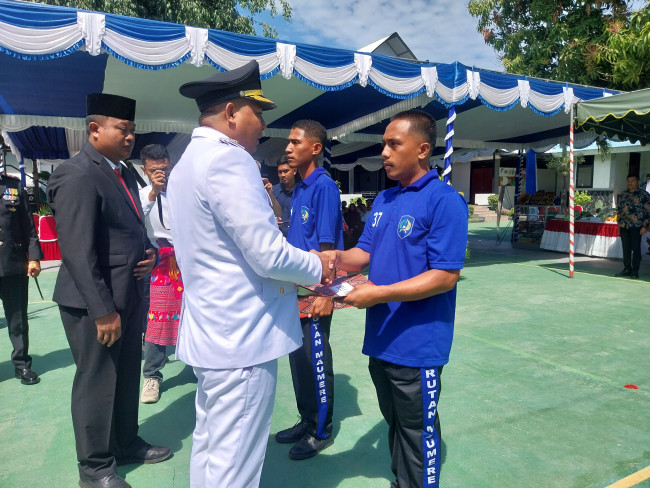 Bupati Sikka Juventus Prima Yoris Kago menyerahkan keputusan remisi kepada perwakilan narapidana di Rutan Maumere, Minggu (17/8)