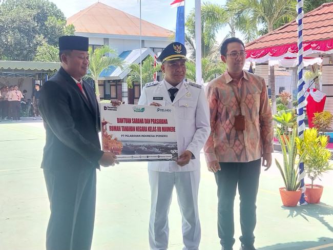 Bupati Sikka Juventus Prima Yoria Kago menyerahkan secara simbolis bantuan dari Pelindo Maumere kepada Rutan Kelas II B Maumere, Minggu (17/8)