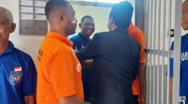 Ketua DPRD Sikka Stef Sumandi (membelakangi lensa) menyalami terpidana TPPO Yuvinus Solo alias Joker di Ruang Cempaka Rutan Maumere, Minggu (17/8)