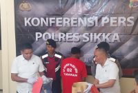 Kasat Reskrim Polres Sikka Iptu Djafar Alkatiri memperlihatkan barang bukti sebilah pisau dalam tindak pidana penganiayaan yang berakibat orang lain meninggal, Jumat (29/8)