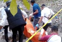 Jasad korban dievakuasi dari Keduwair ke RSUD TC Hillers Maumere, Senin (4/8)