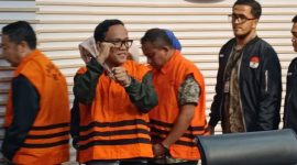 Wakil Menteri Ketenagakerjaan Immanuel Ebenezer mengenakan rompi oranye