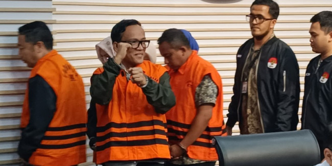 Wakil Menteri Ketenagakerjaan Immanuel Ebenezer mengenakan rompi oranye