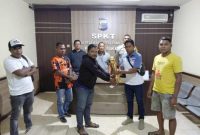 Penyerahan Piala Tetap kepada Waigete berlangsung di Ruang SPKT Polres Sikka, Minggu (3/8) malam