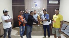Penyerahan Piala Tetap kepada Waigete berlangsung di Ruang SPKT Polres Sikka, Minggu (3/8) malam